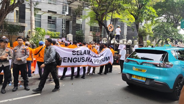 Massa Gelar Aksi Tolak Eksekusi Hotel Sultan di PN Jakarta Pusat