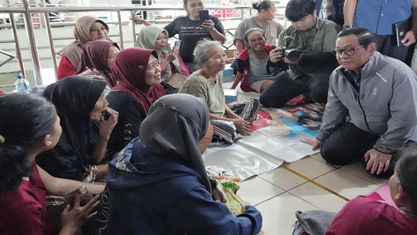 gubernur-jakarta-pramono-anung-tinjau-pengungsian-banjir-di-rawa-buaya