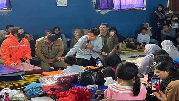 wapres-gibran-rakabuming-tinjau-pengungsian-dan-lokasi-longsor-di-bandung