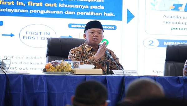 kumpulkan-jajaran-di-jatim-menteri-nusron-masuki-periode-transformasi-organisasi-dan-layanan-tempatkan-rakyat-sebagai-raja-yang-harus-dilayani