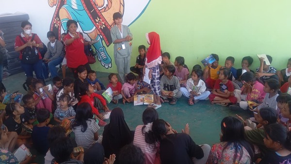 trauma-healing-dan-perpustakaan-dihadirkan-bagi-pengungsi-anak-anak-gempa-ntt
