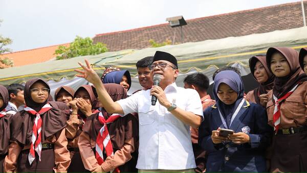 Menko PMK Resmikan 30 Ruang Kelas Baru SMP Negeri 1 Padangan Bojonegoro