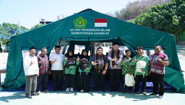 Kemenag Salurkan 1.000 School Kit dan 16 TLS untuk Madrasah Terdampak Gempa Flores