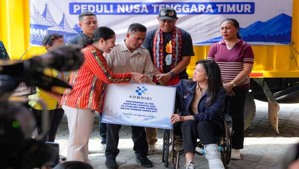 Komdigi Salurkan 15 Ton Bantuan Logistik dan 20 Starlink untuk Korban Gempa NTT
