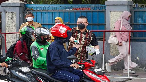 DPRD DKI Bagikan Masker Gratis ke Pejalan Kaki dan Pengendara di Jakbar